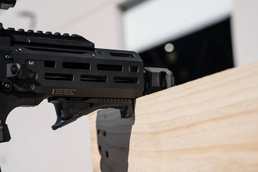 ストライク インダストリーズ AR マルチグリップ FDE 実物